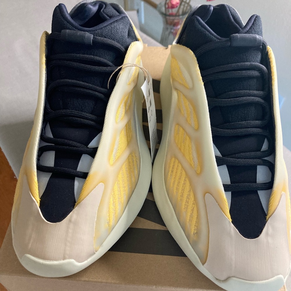 Yeezy 700 - Picture 5 of 6